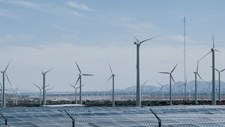 Optimização técnico-económica de sistema híbrido de energias renováveis e bomba de calor para aquecimento de estufa e produção de electricidade e hidrogénio